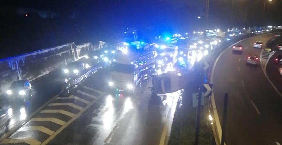 Incidente stradale sulla Palermo Catania, si ribalta un Iveco ...