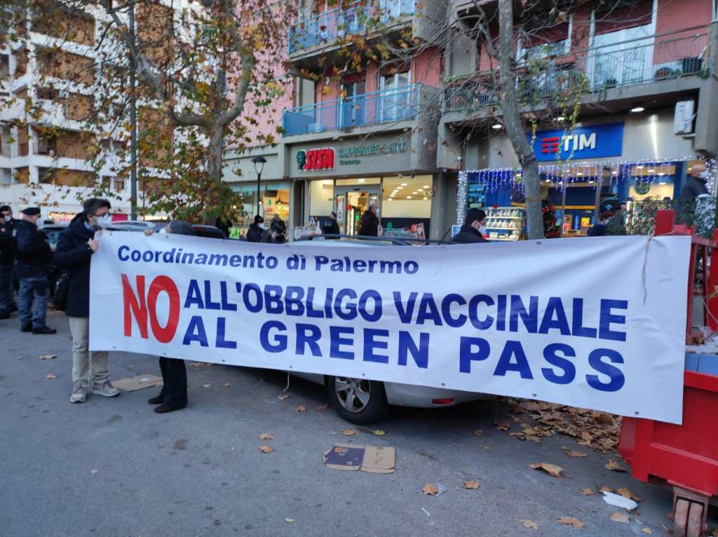 La protesta contro il green pass degli insegnanti