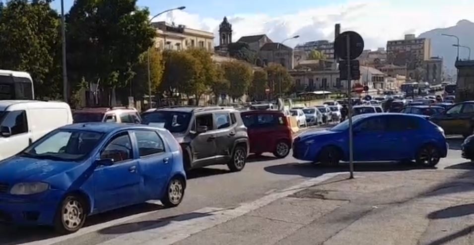 Traffico Palermo piazza Indipendenza