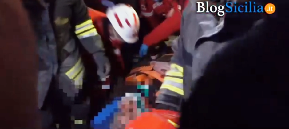 Donna estratta dalle macerie