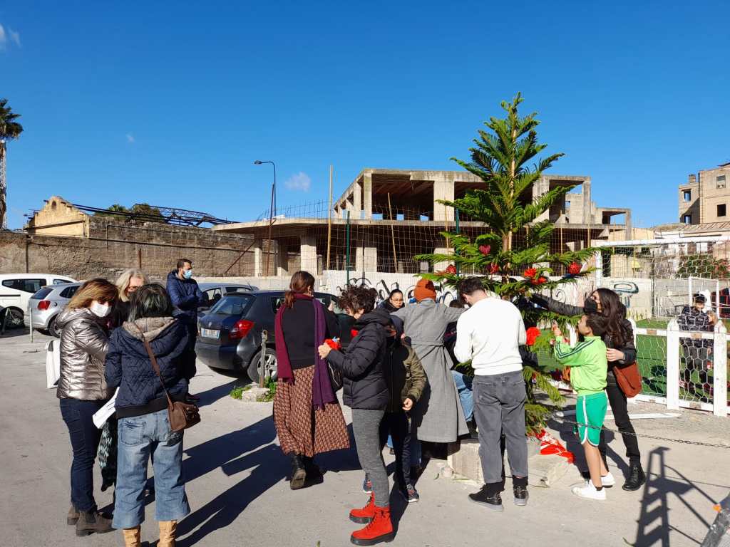 Albero di Natale contro ecomostro via Tiro a Segno, Palermo