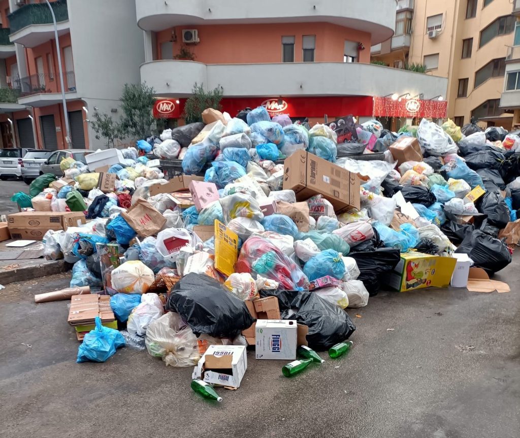 Rifiuti alla Noce, via Tommaso Aversa, Palermo