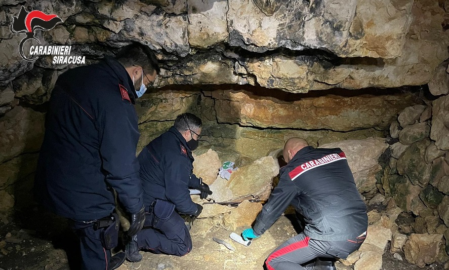 I carabinieri di Noto hanno scovato armi in una grotta