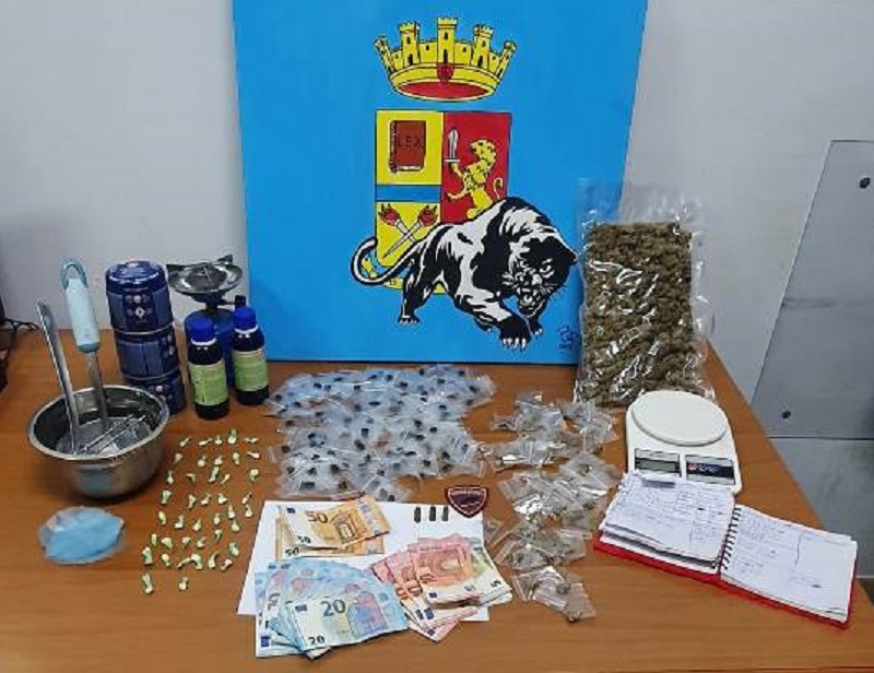 Blitz nella piazza dello spaccio di Siracusa