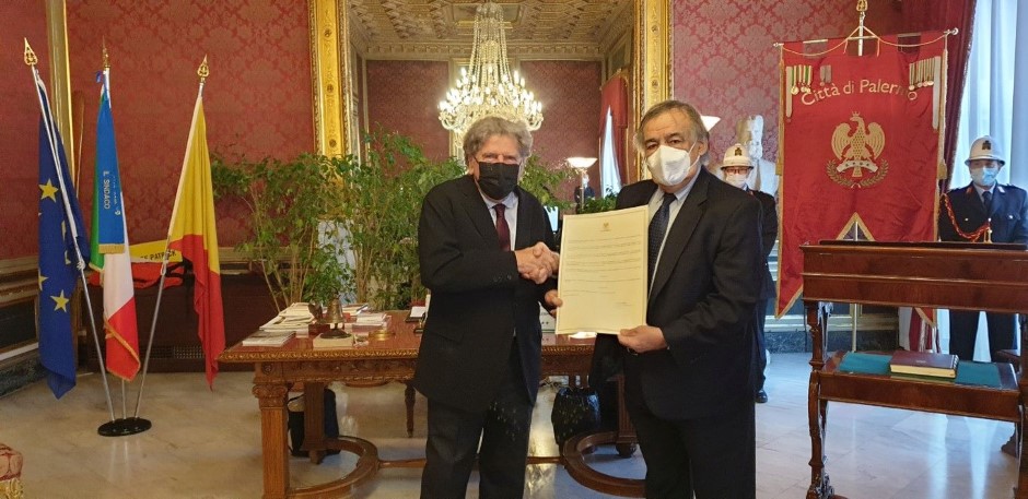Il maestro Giuseppe Ferro riceve la cittadinanza onoraria dal sindaco Leoluca Orlando