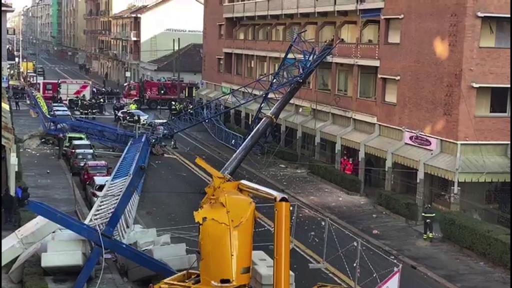 Crolla una gru a Torino: 2 morti e 4 feriti.