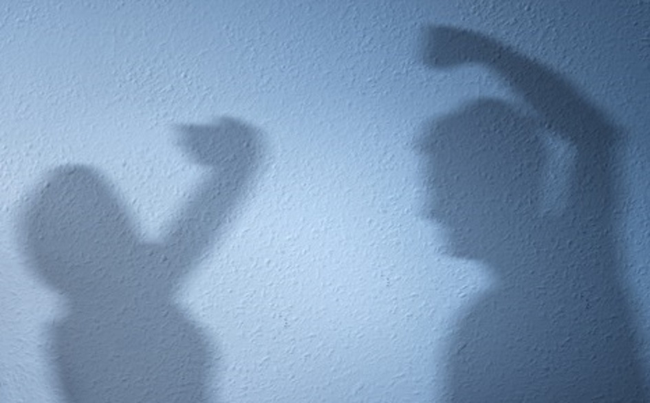 Ludopatico e violento, aggredisce madre e