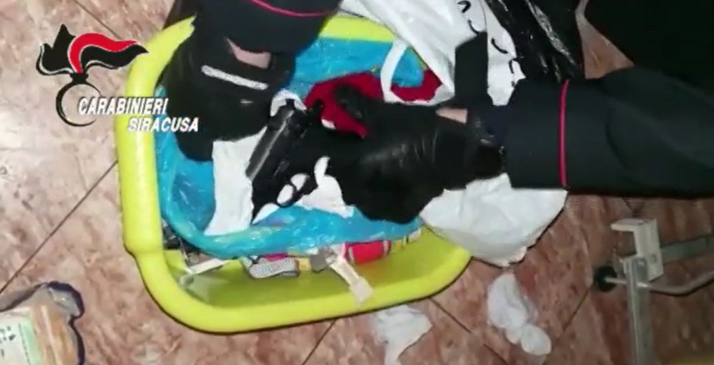 noto, omicidio 17enne, nomadi camminanti, pistole