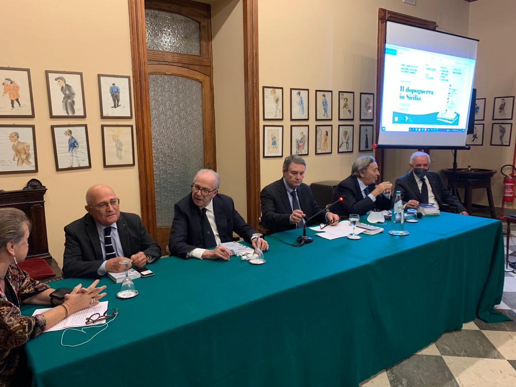Un momento della presentazione del libro "Il dopoguerra in Sicilia-dal separatismo all'autonomia"