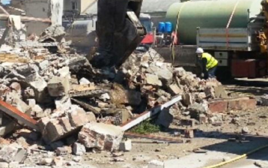 In azione le ruspe contro il mattone selvaggio