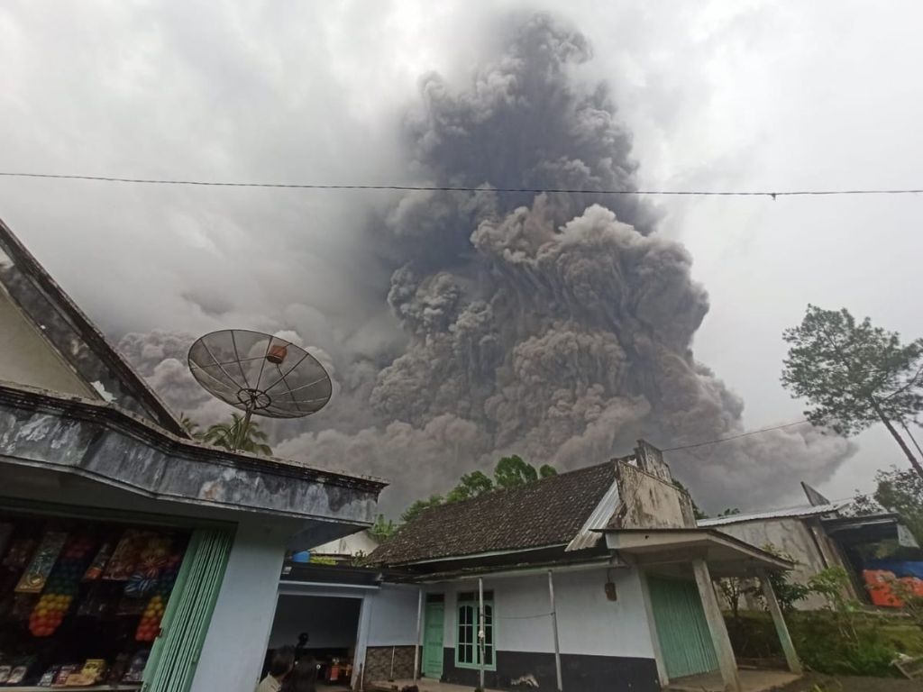 Eruzione del vulcano Semeru in Indonesia
