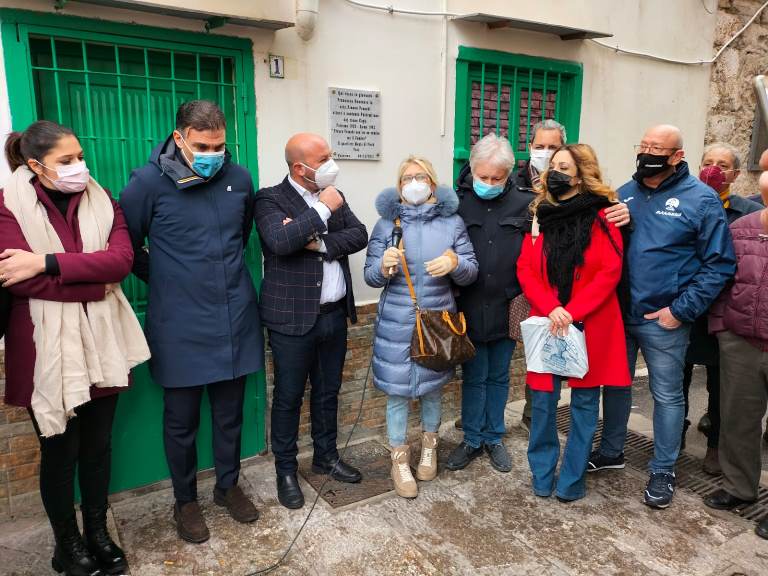 La targa commemorativa che ricorda Franco Franchi