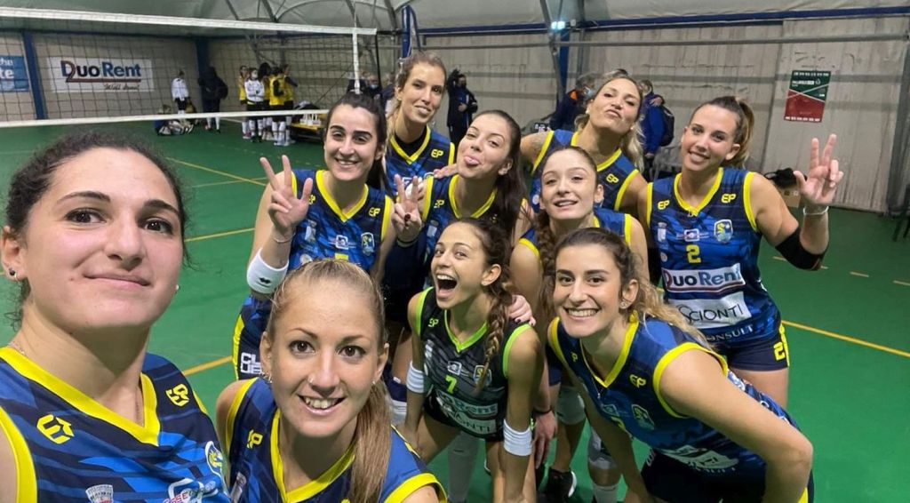 Le ragazze del Terrasini festeggiano la vittoria sul Palmi