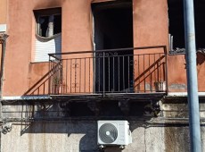 Scoppia incendio in un’abitazione, un uomo in prognosi riservata
