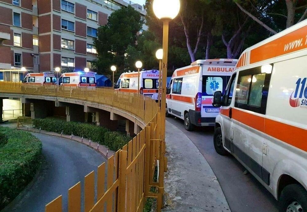 Ambulanze in coda, covid hospital Partinico