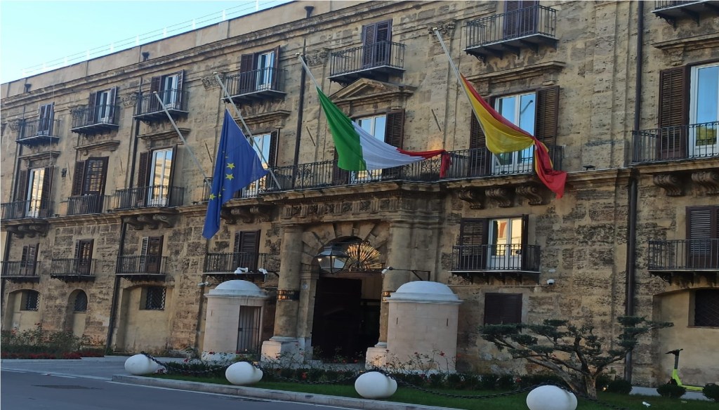 Bandiere a mezz'asta a Palazzo d'Orleans