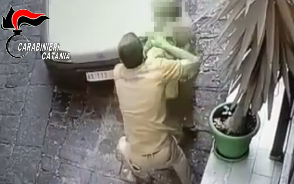 Le immagini della violenta rapina ad anziana a Bronte