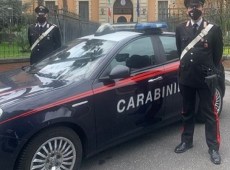 Topi d’auto in azione, immortalati dalle telecamere della caserma dei carabinieri