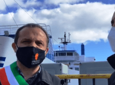 Cateno De Luca ‘occupa’ lo Stretto di Messina, “Sequestrati da norma su Super Green pass” (VIDEO)