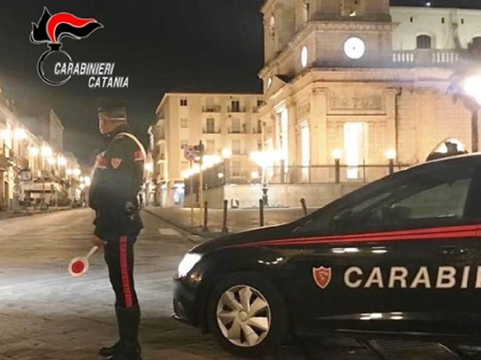 L'arresto dei carabinieri davanti una sala bingo