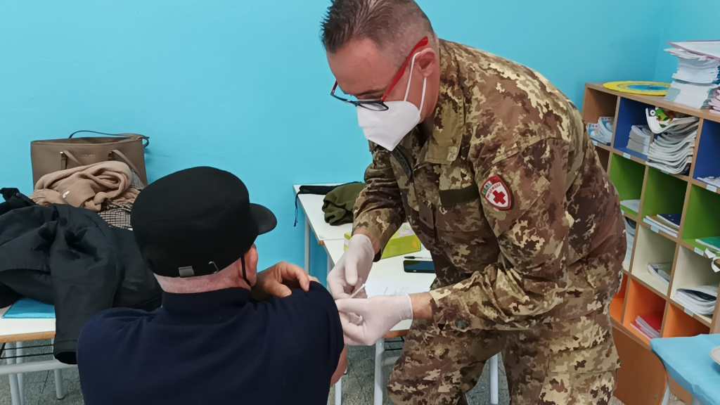 Partiti vaccini a Lampedusa con esercito anti covid19