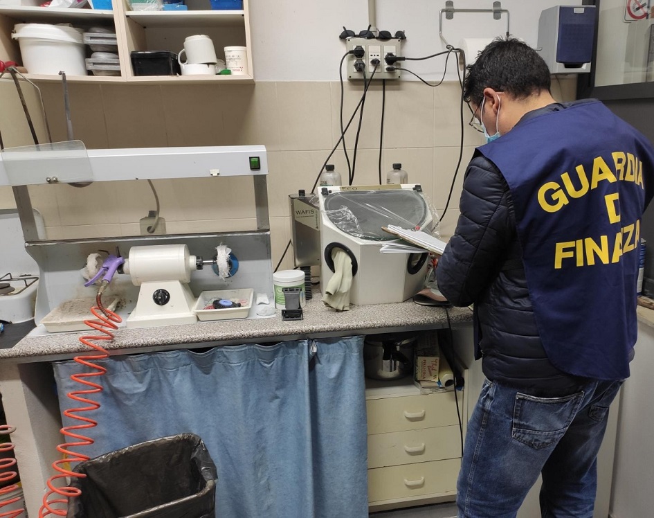 A Boccadifalco scoperto falso dentista