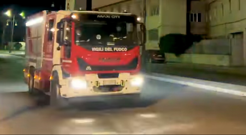 Intervento dei vigili del fuoco per rifiuti incendiati