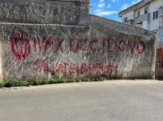 Scritte “no vax” in una scuola di Borgo Molara “I vax uccidono, salvate i bambini”