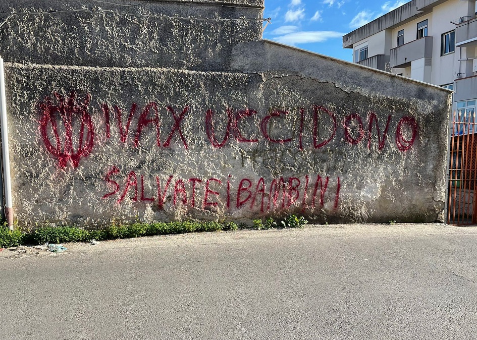 scritte no vax vicino scuola a Borgo Molara
