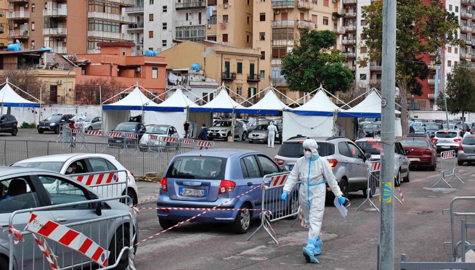 Lunghe file alla Fiera per sottoporsi al tampone da covid19