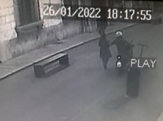 Scippo del cellulare nella zona pedonale, il rapinatore un giovane a bordo dello scooter