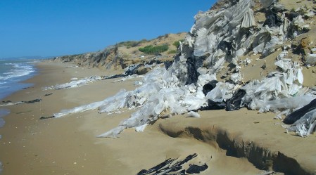 Spiaggia Macconi, Acate, rifiuti sotto la sabbia