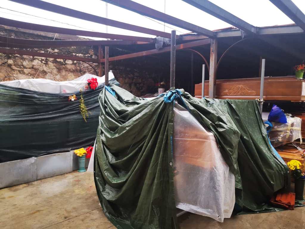 Rotoli, feretri esposti alla pioggia