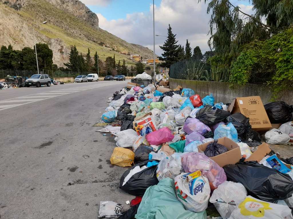 spazzatura nei pressi del CCR via Nicoletti, Tommaso Natale, Palermo