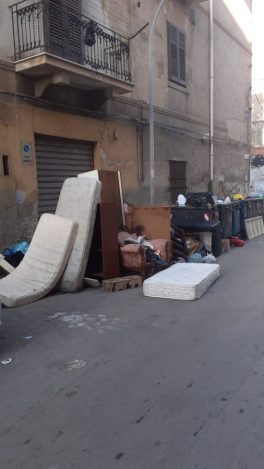 abbandono ingombranti in via Re Tancredi, Palermo