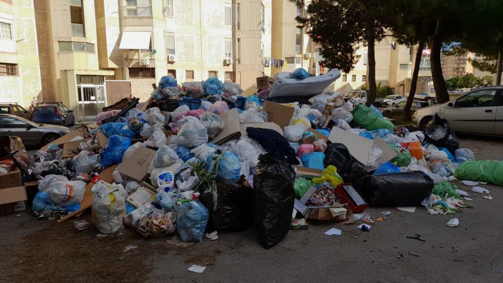 rifiuti al Villaggio Santa Rosalia, Palermo