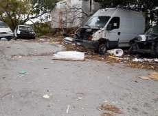 Carcasse di auto abbandonate in un parcheggio, cimitero delle auto in via Messina Marine (VIDEO)