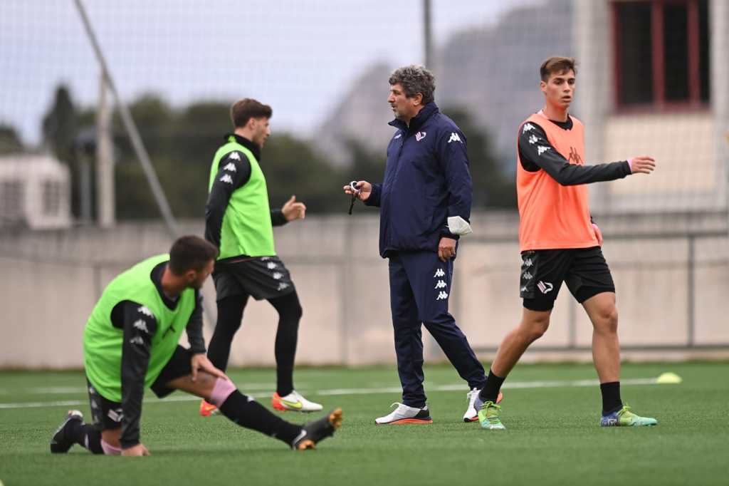 Silvio Baldini dirige un allenamento "anomalo" del Palermo con i pochi calciatori a disposizione