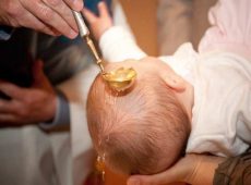 Acido nell’acqua per usare il battesimo, bimba di otto mesi finisce in ospedale