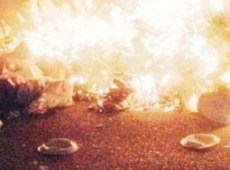 Scia di fuoco ai rifiuti, ancora una notte di pericolosi “falò” nel quartiere Zen