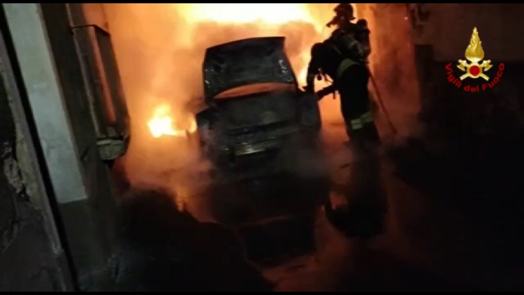 incendio a Paternò, auto in fiamme