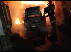Incendio a Paternò, auto in fiamme a ridosso delle case (VIDEO)
