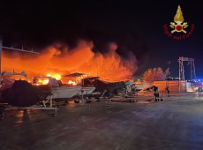 Incendio ad Augusta, distrutte 20 barche custodite in un rimessaggio