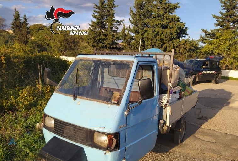Denunciato un uomo che a bordo della lapa trasportava rifiuti