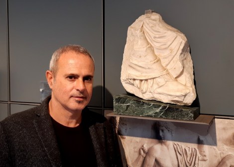 L'assessore con il frammento del Partenone