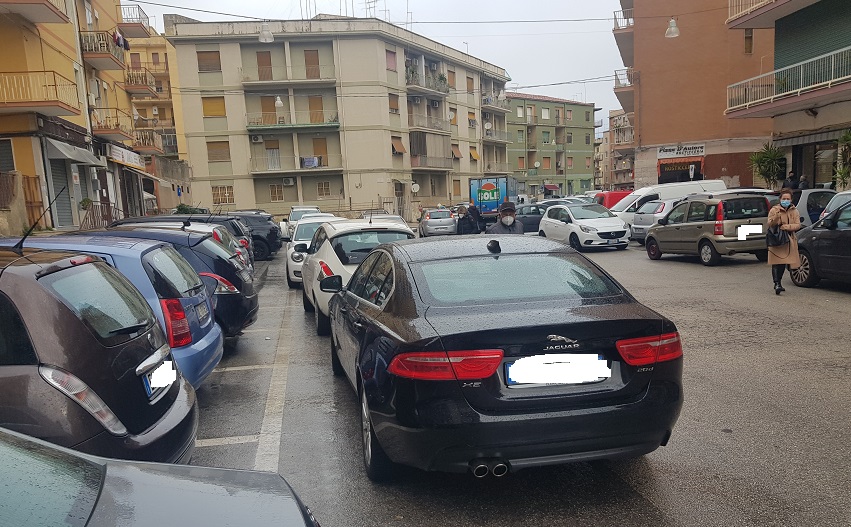 Parcheggio selvaggio a Siracusa