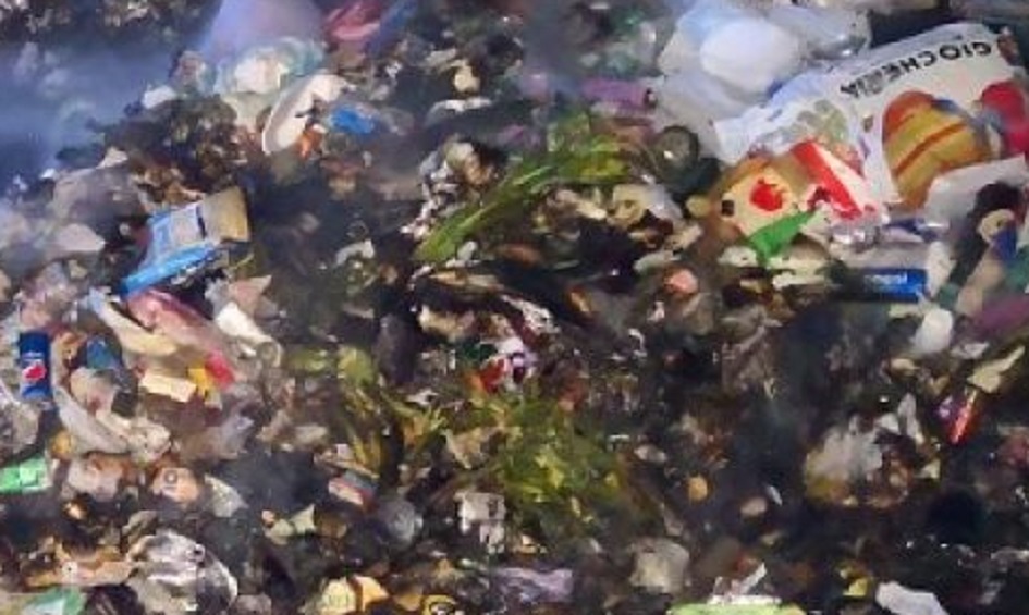 A fuoco rifiuti nella notte