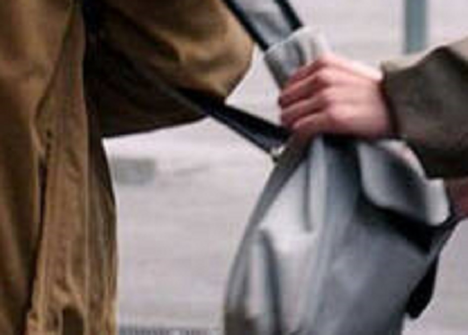 Scippa borsa a donna dall'auto