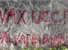 “I vax uccidono, salvate i bambini”, scritte no vax davanti scuola di Borgo Molara (VIDEO)