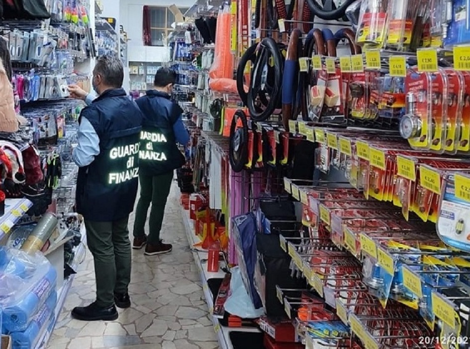 Prodotti pericolosi sequestrati dalla finanza